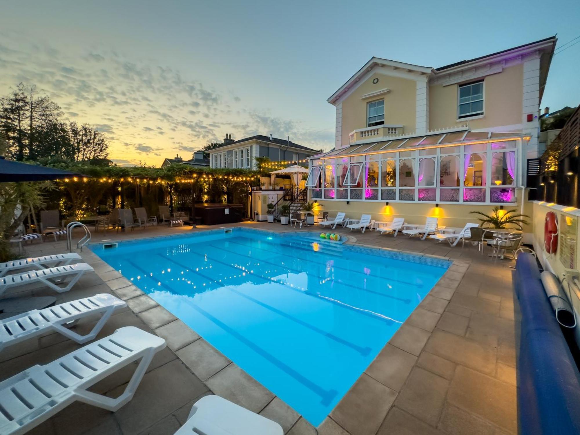 Riviera Lodge Hotel توركواي المظهر الخارجي الصورة